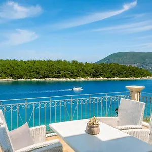 Captain's Quarters At Fiscardo Waterfront-feel The Breeze Fiskardo